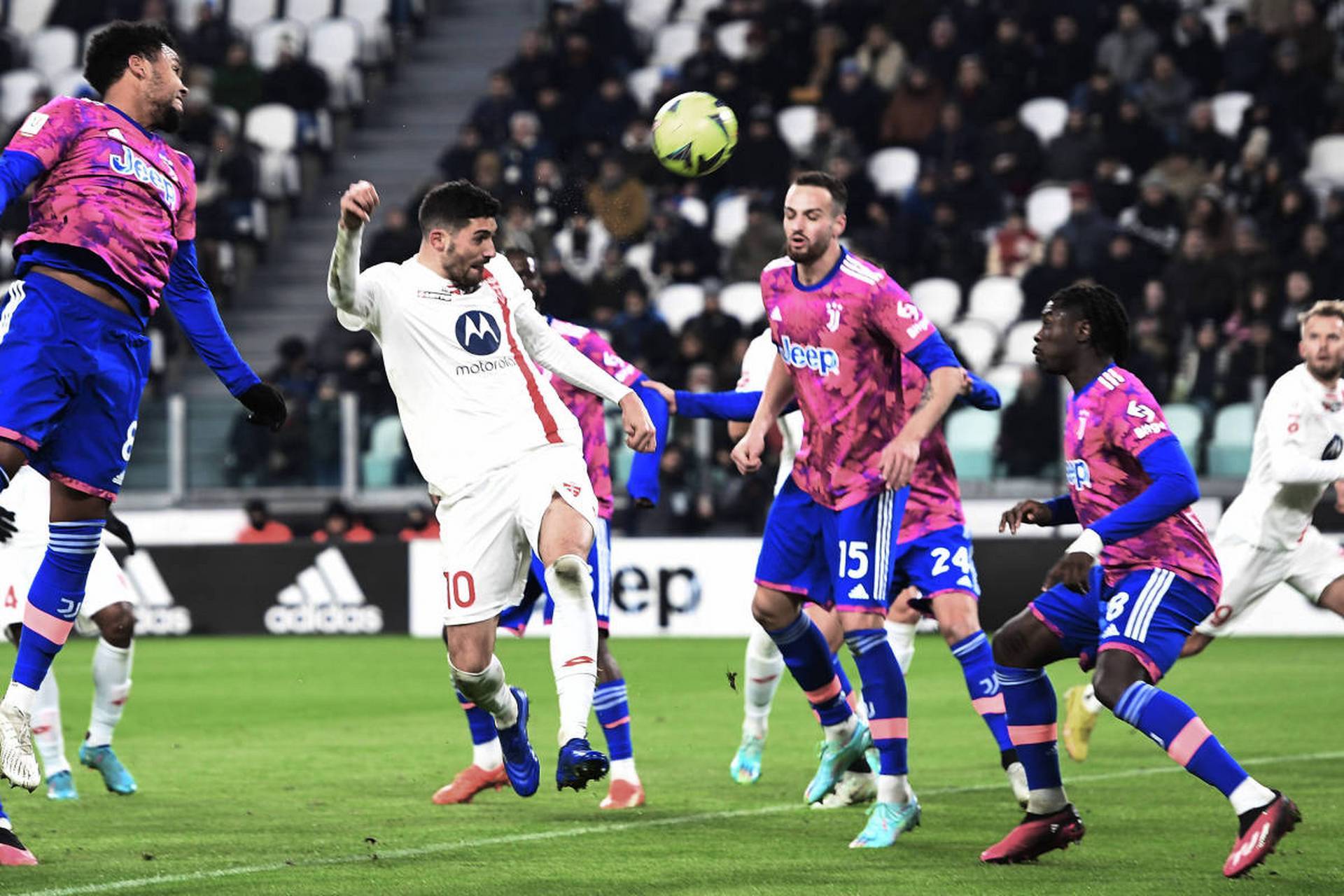 关于葡超清晨再迎强敌；巴黎圣日耳曼止住颓势；主帅态度——媒体盛赞；轮换策略成焦点的信息